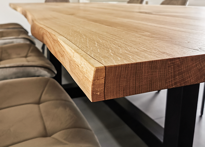 Baumkantentisch von holzbegabt – Detailansicht der handgefertigten Kanten aus Massivholz, präzise verarbeitet und individuell gestaltet