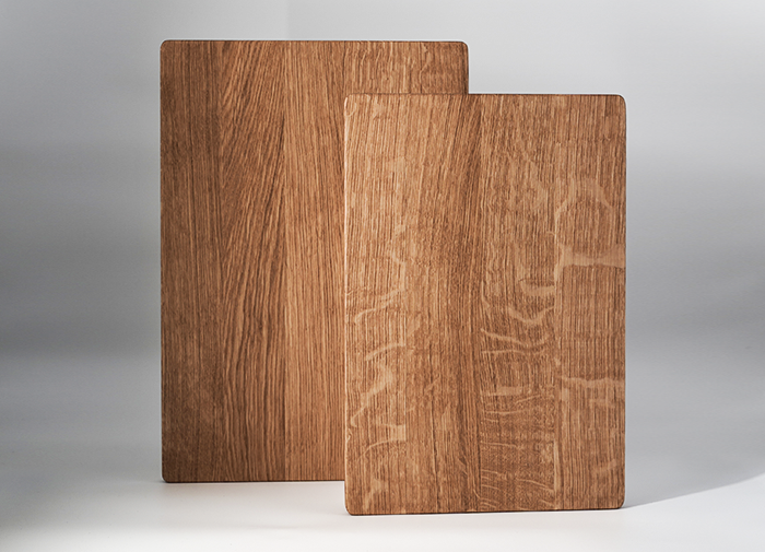 Zwei hochwertige Schneidebretter aus Eichenholz von holzbegabt in verschiedenen Größen, ideal für Küche, Schneiden und Servieren.