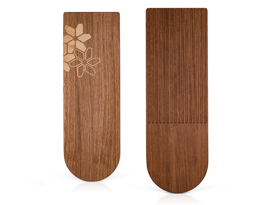 Servierbrett aus Eichenholz oder Eiche mit Ahorn-Intarsien, wahlweise mit Ornamenten oder schmalen Krümelrillen, ideal zum Servieren von Brot, Käse und Snacks.