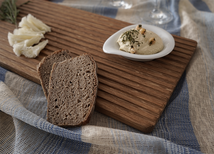 Servierbrett Storch aus Eichenholz mit Rillen, ideal für Brotzeit, Käse, Wurst und Snacks.