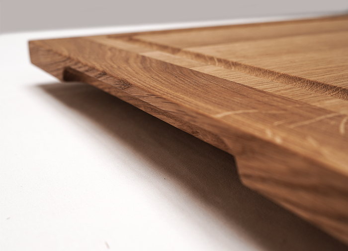 Holzbegabt Schneidebrett aus Holz mit praktischer Griffmulde für einfaches Anheben und sicheren Transport in der Küche.