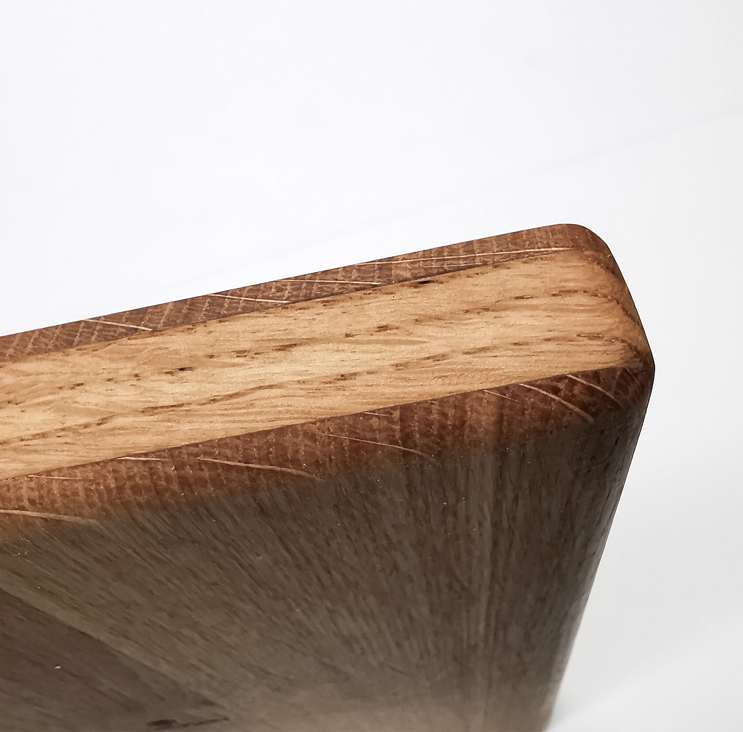 3-Schicht Schneidebrett Pirol – Detailansicht der drei Holzschichten aus Eiche, quer verleimt für Formstabilität und Langlebigkeit.