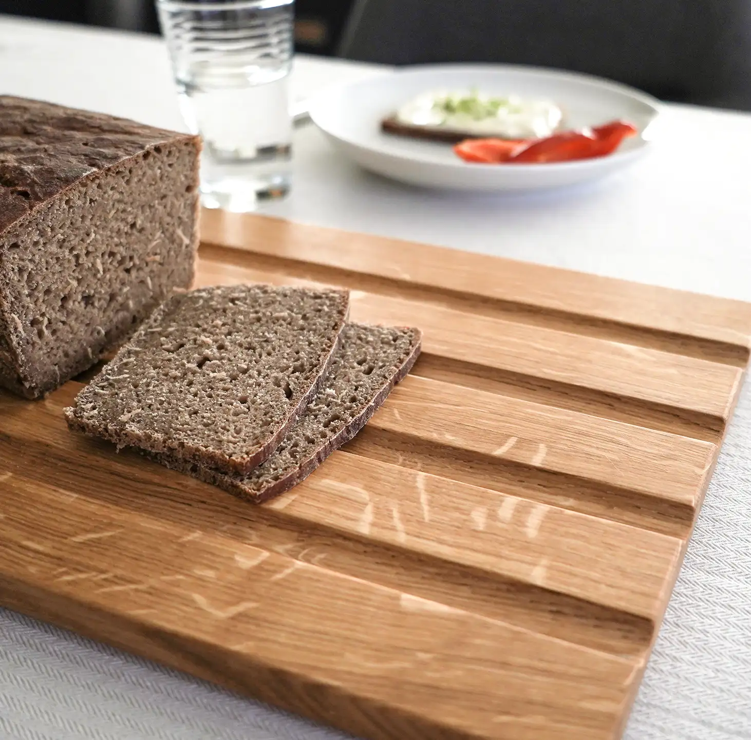 Handgefertigte Küchenbretter aus Holz – Schneide-, Brot- und Servierbretter mit cleveren Extras wie Saftrillen, Griffmulden und Anti-Rutschstreifen