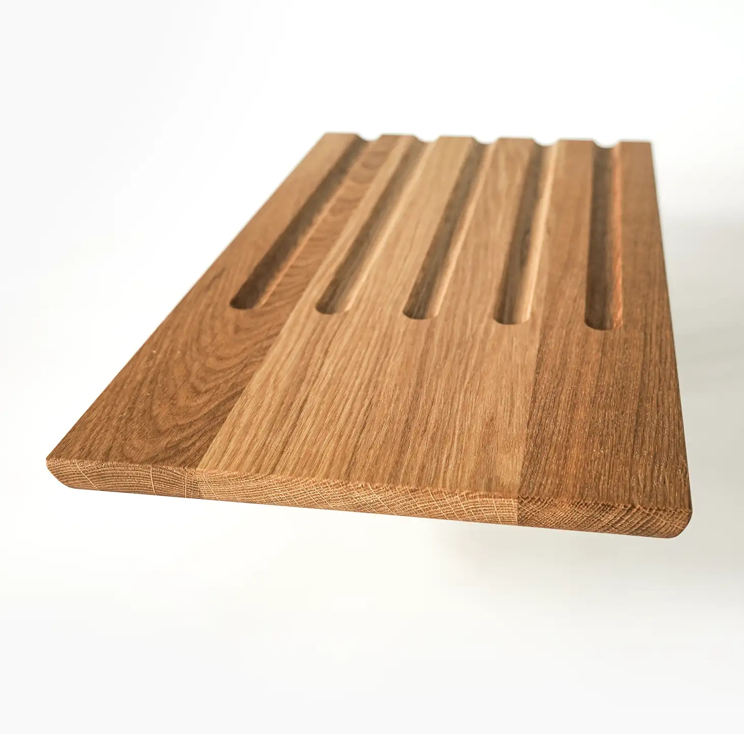 Brotschneidebrett Falke aus Eichenholz von Holzbegabt mit praktischem Ablageplatz für Brot – ideal zum Schneiden und Servieren.