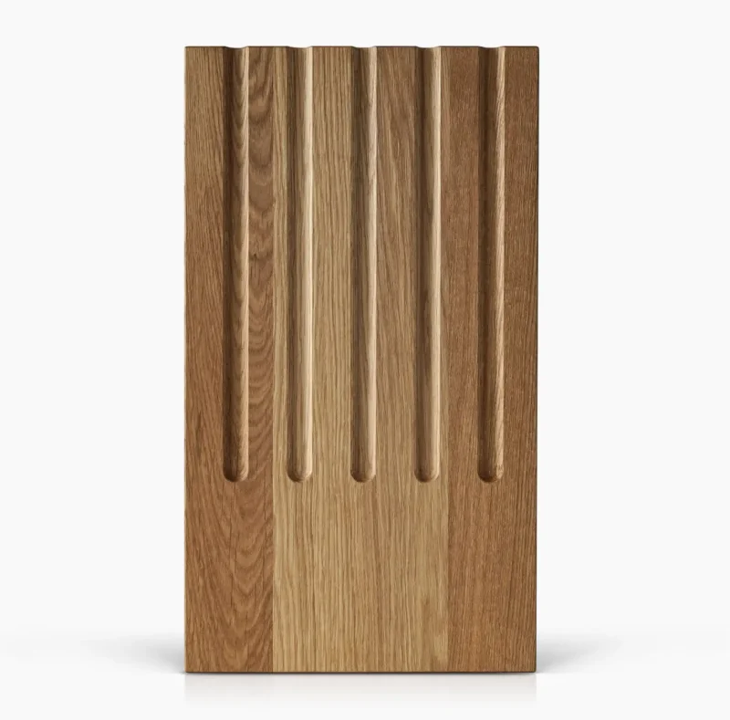 Brotschneidebrett Falke aus Eiche von Holzbegabt mit extra breiten Krümelrillen, ideal zum sauberen Schneiden von Brot und Brötchen.