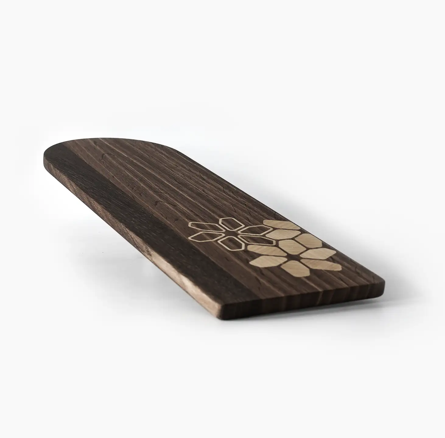 Servierbrett Storch Floral aus geräucherter Eiche von holzbegabt mit blumigen Intarsien – stilvoll für Käse, Wurst, Snacks oder Kuchen.