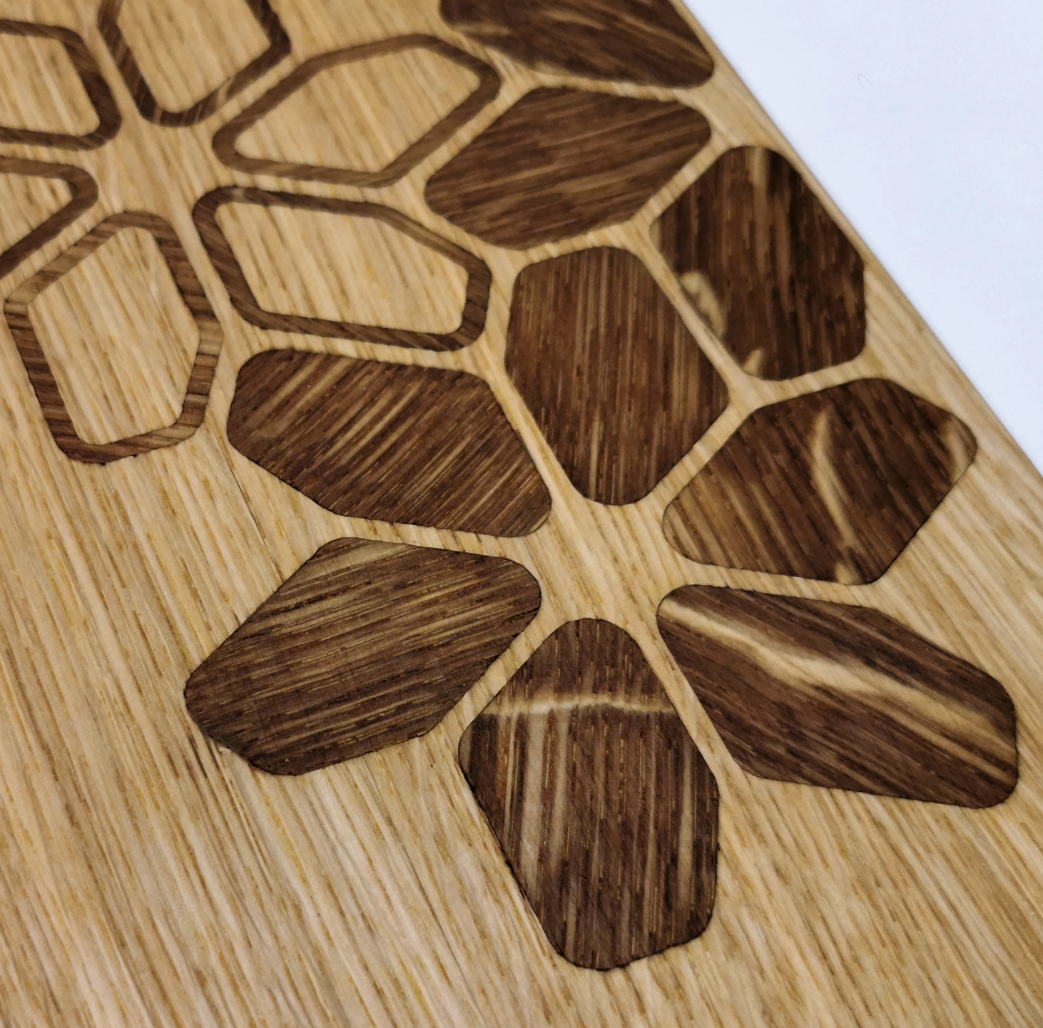 Servierbrett Storch Floral aus Holz mit floralen Intarsien, dekoratives Blumen-Detail, ideal zum stilvollen Servieren von Snacks, Kuchen oder als Geschenk.