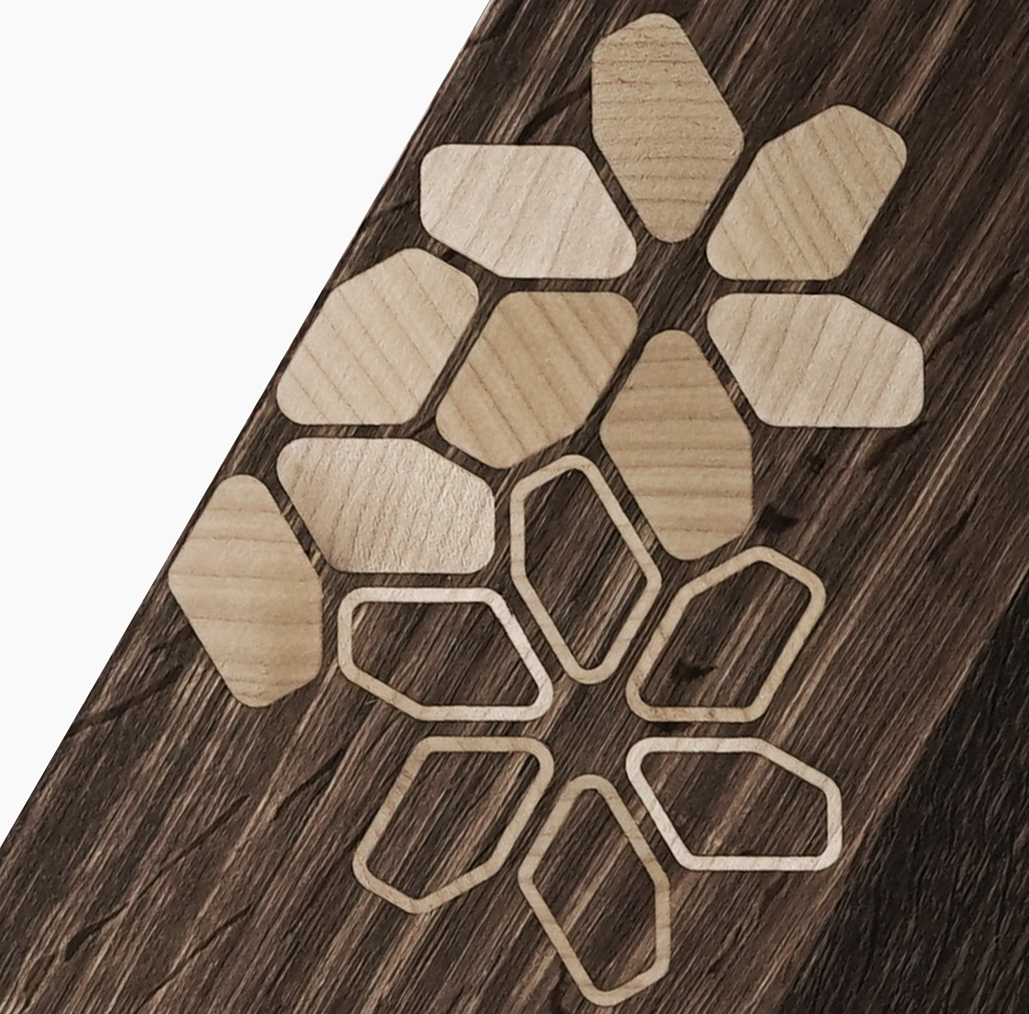 Servierbrett Storch Floral aus geräucherter Eiche – Detailaufnahme der blumigen Intarsien, handgefertigt und stilvoll für Käse, Wurst oder Snacks.