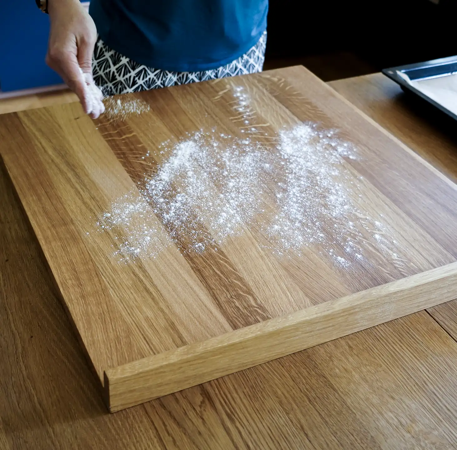 Backbrett Milan von holzbegabt wird mit Mehl bestäubt