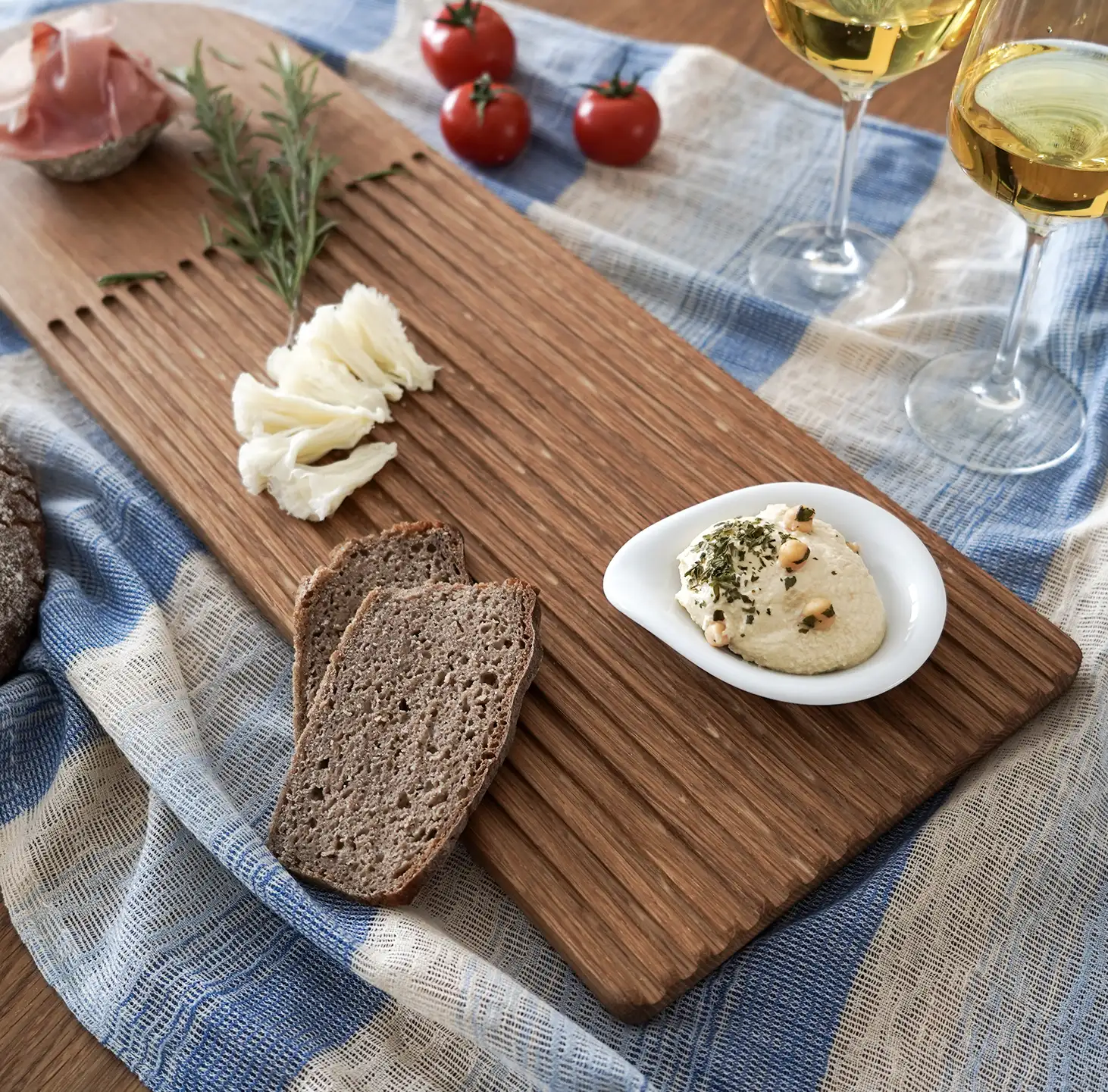 Servierbrett Storch von Holzbegabt mit Brot, Käse, Hummus, Schinken und Wein – ideal zum Servieren von Brotzeit, Kuchen und allem, was krümelt.