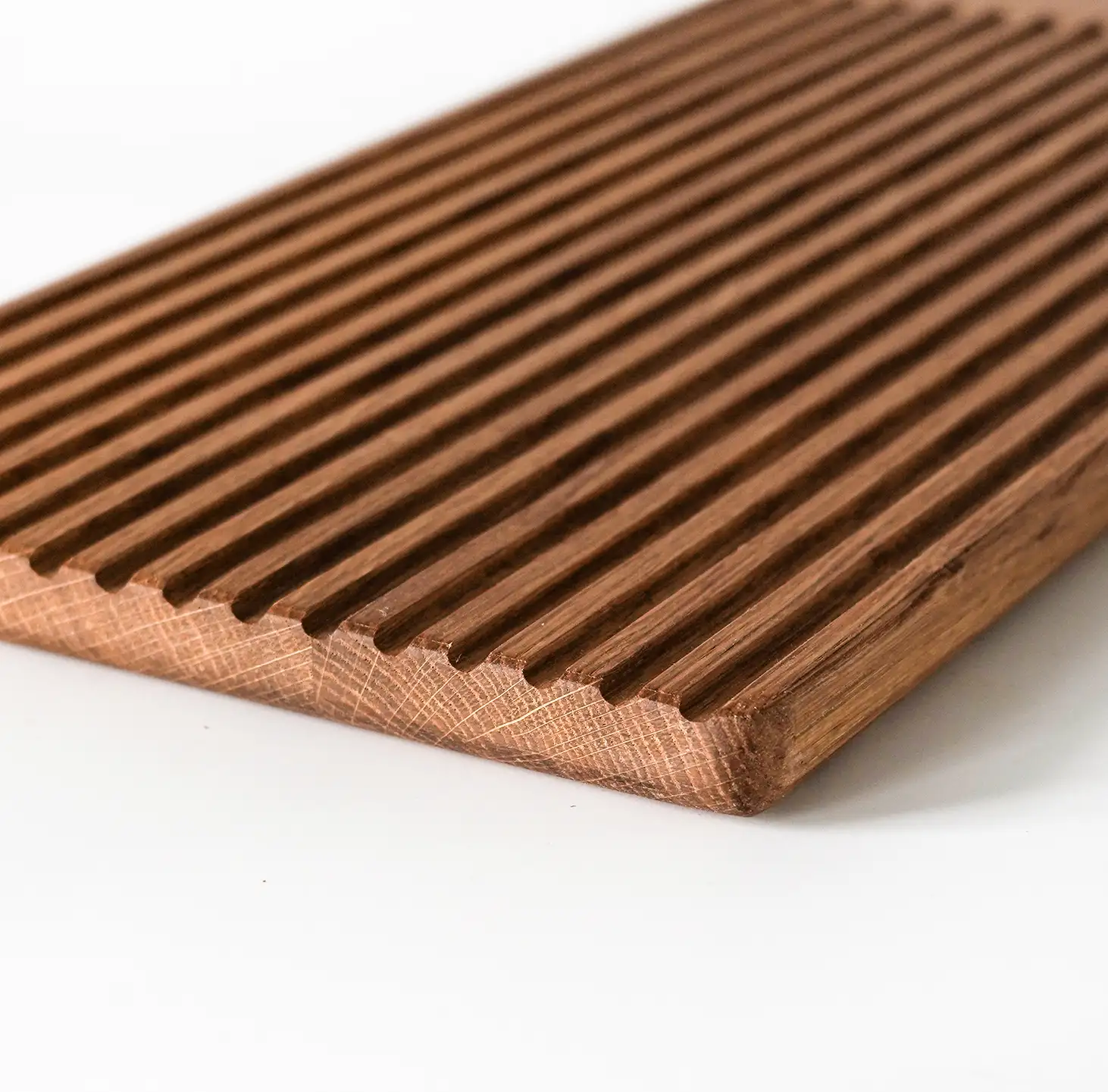 Detailansicht der Rillen und des Auswurfs am Servierbrett Storch von Holzbegabt – Krümel werden formschön aufgefangen.