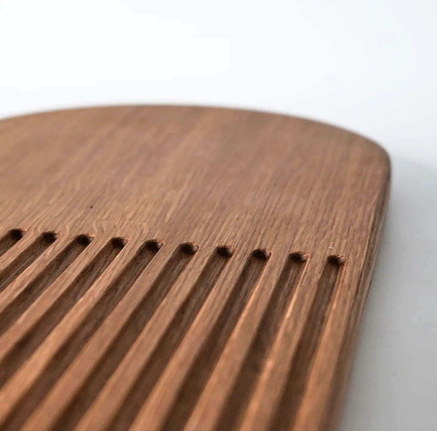 Detailansicht der Rillen am Servierbrett Storch von Holzbegabt – edles und praktisches Design für stilvolles Servieren.