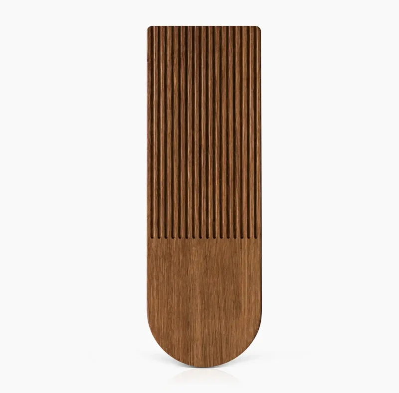 Servierbrett Storch von Holzbegabt aus Eiche mit feinen Rillen, ideal zum stilvollen Servieren von Brot, Käse oder Snacks.