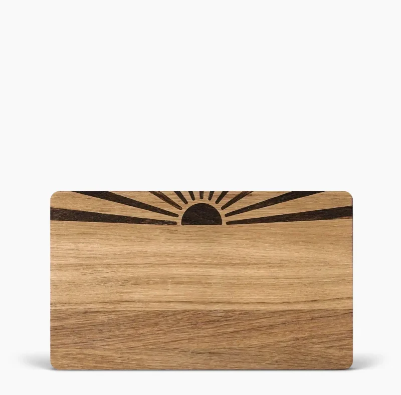 Frühstücksbrett Sonnen-Spatz aus Eichenholz von Holzbegabt – elegantes, modernes Design, ideal zum Servieren von Brot, Brötchen und Snacks.