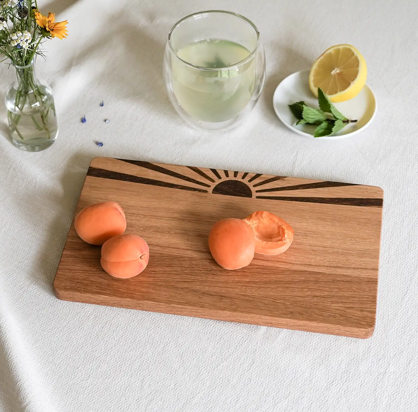 Brotschneidebrett Falke mit Kastenbrot von holzbegabt
