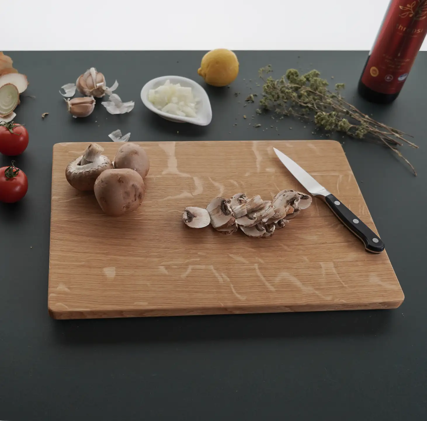 Schneidebrett Star aus massiver Eiche von holzbegabt mit geschnittenen Pilzen – robust, langlebig und ideal für Gemüse, Obst oder Fleisch.