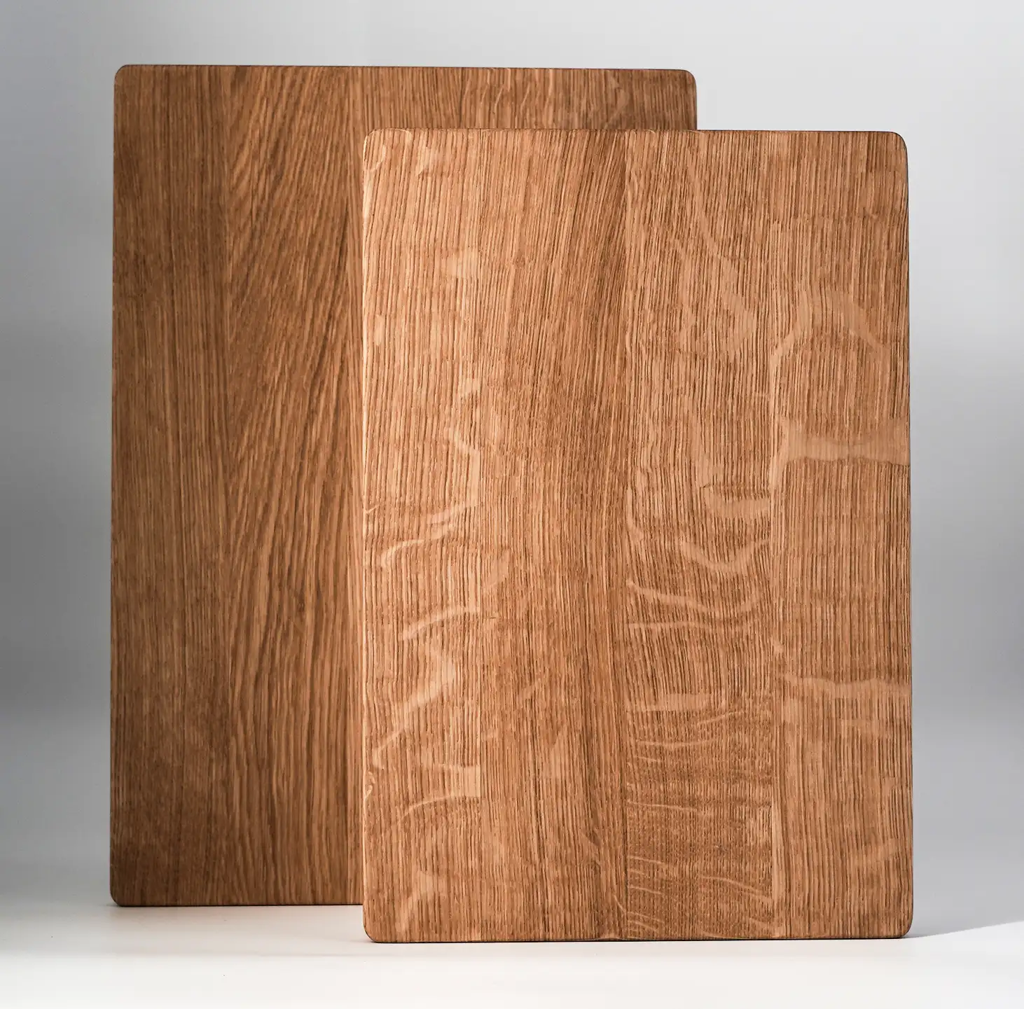 Schneidebrett Star aus massiver Eiche in zwei Größen (37×25×2 cm und 44×30×2 cm) mit formschön abgerundeten Ecken, antibakteriell und robust – ideal für Gemüse, Obst, Fleisch oder Fisch.