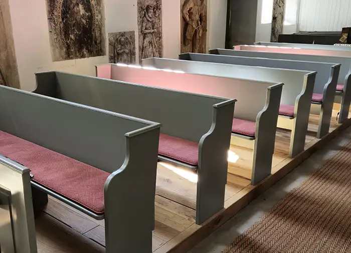 Baumkantentisch von holzbegabt – Detailansicht der handgefertigten Kanten aus Massivholz, präzise verarbeitet und individuell gestaltet