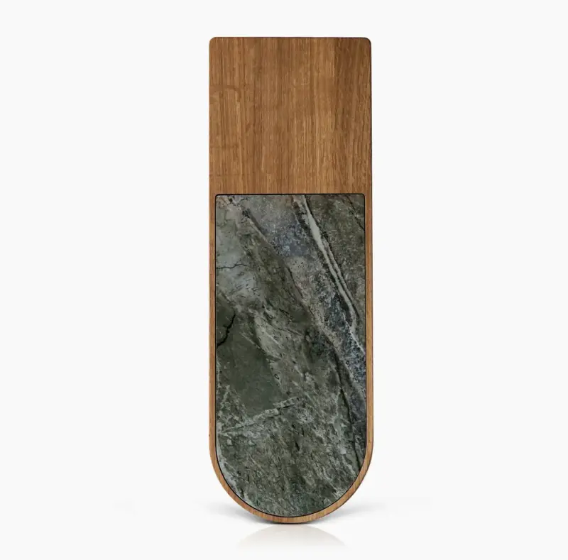 Frontalansicht des Servierbretts Storch aus Eiche mit Keramikplatte „Royal Peacock“ – elegant, pflegeleicht und schützt Holz vor Flecken und Kratzern.